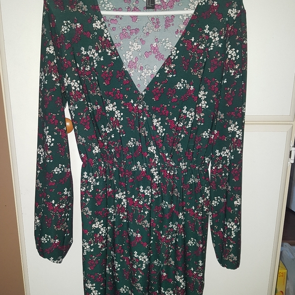 Long sleeve knee length dress. - Picture 3 of 5